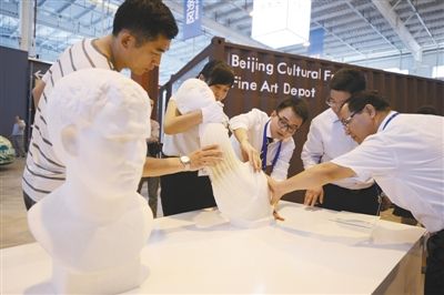 昨日，文化保税园展示区内，参观者在把玩纸雕工艺品。新京报记者 王嘉宁 摄