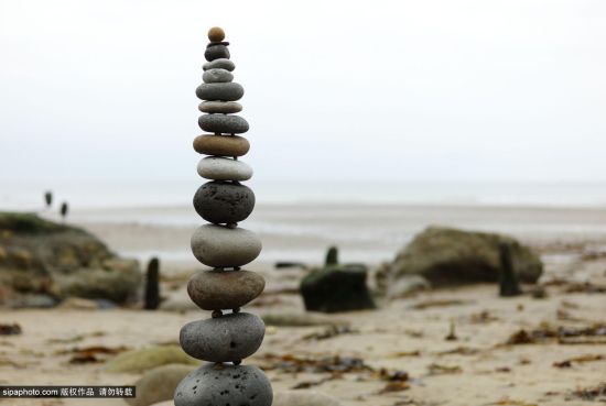 英小镇举办沙滩石头平衡艺术活动妙趣横生