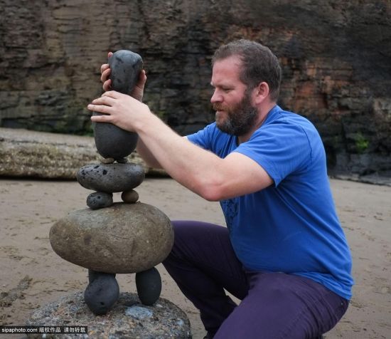 英小镇举办沙滩石头平衡艺术活动妙趣横生