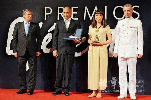 12日晚8点，第52届军队文化艺术创作大赛颁奖典礼隆重举行，华裔女画家杜淼（右二）喜获“主题绘画”比赛金奖。