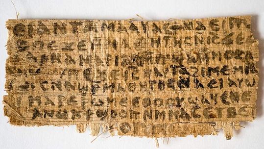 这块草砂纸手稿碎片里写道：“耶稣对他们说：‘我的妻子……’”