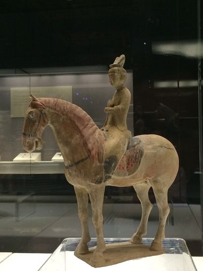 新疆博物馆“骏程万里――丝绸之路马文化展”展出现场的部分古代骑马俑
