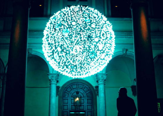 王郁洋的名作《人造月》由上千只节能灯组成。