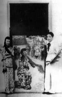 徐悲鸿与王莹在其所绘《放下你的鞭子》前合影（1993年10月于新加坡）