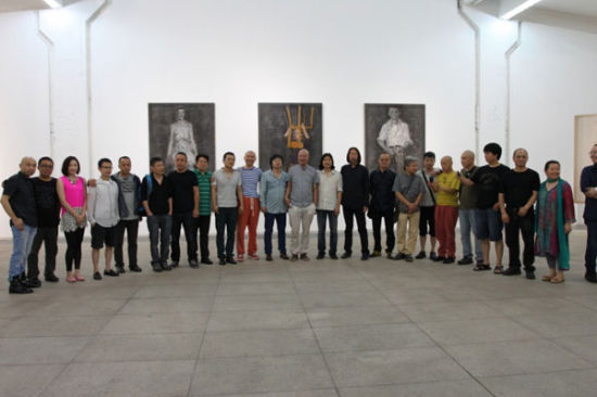 段君2013年策划的“十分之一秒：马六明”展览现场