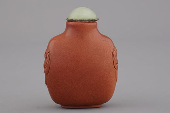 (金星石鼻烟壶，拍品编号：127，落槌价：400 欧元。)