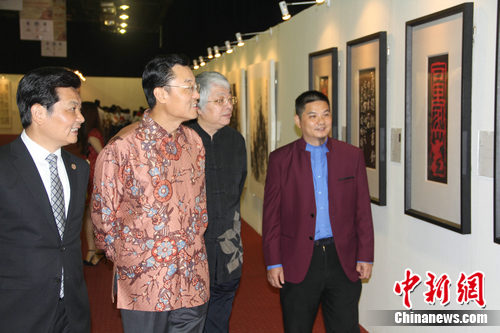 中国驻印尼大使谢锋（左2）在宝鹰集团董事局主席古少明（左）、参展书画作品的作者周国城（右2）、宝鹰集团董事副总裁古朴（右）陪同下参观书画展。顾时宏 摄