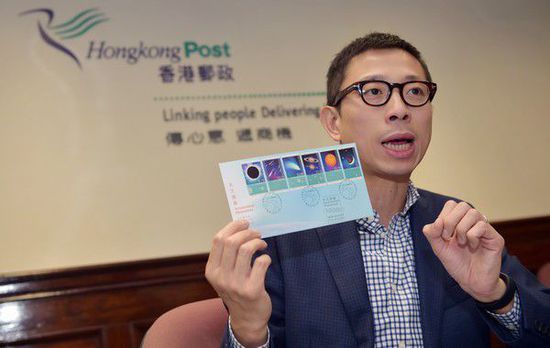 3月12日，香港邮政高级经理李振宇在发布会上介绍“天文现象”邮票小型张。新华社记者何靖嘉摄