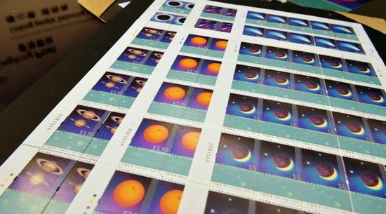 这是3月12日拍摄的“天文现象”邮品。新华社记者何靖嘉摄