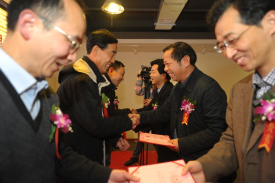 27日，湖南省首家专业邮币卡藏品交易平台——中南邮票交易中心交易系统模拟交易上线暨专家委员会成立新闻发布会在长沙隆重举行。