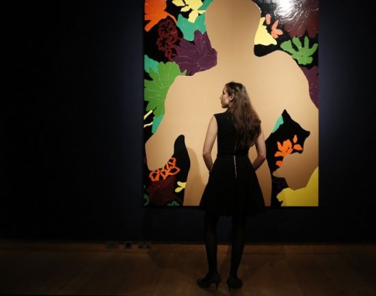 (图片来源: 路透社) 2014年2月7日，一位画廊助理陈列Gary Hume的作品&ldquo;Vicious