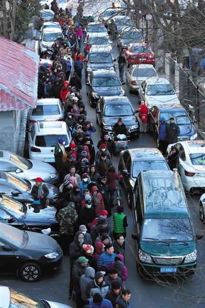 　　昨日，水碓子邮局，购买“丙申年”生肖猴票的队伍排出百余米，一度造成交通拥堵。 新京报记者 薛珺 摄
