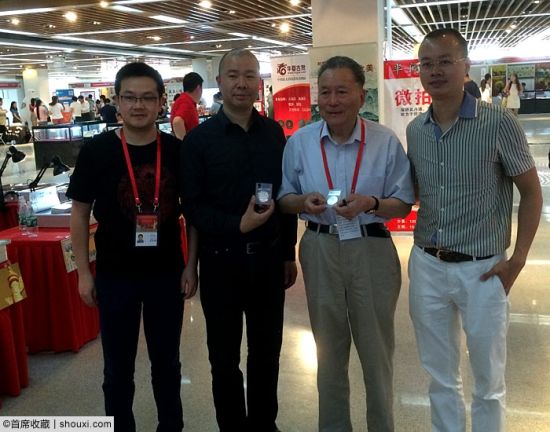 设计师赵樯(左二)与王世宏先生(右二)共同展示纪念章