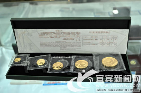 金银纪念币都附有中国人民银行行长签名的证书，买卖的时候如果缺少会比较麻烦。（记者 王喻 摄）