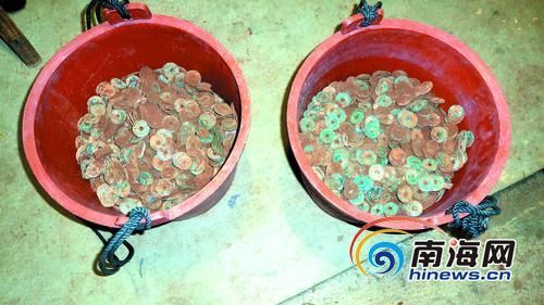 挖出的古钱币整整装了两大桶，重达130多斤。