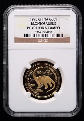 还有一件藏品同样值得关注，1995年恐龙-应县木塔-重庆合川马门溪龙1/2盎司精制金币一枚（发行量：1000枚、带证书、NGC PF70）。1995年是世界恐龙年，为了普及珍爱和保护国家稀有野生动物，同年中国人民银行发行了一套恐龙金银纪念币，其中金币一枚，银币二枚，由沈阳造币厂精工铸造。本期金币作为一款值得收藏但又有别于其他一些金银币，它反映了时代特征，是时代审美的载体。值得一提的是金币由NGC满分70鉴定评级，十分难得。