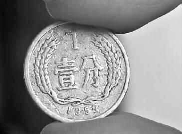 硬币上印着“1057” 新文化记者 白石 摄
