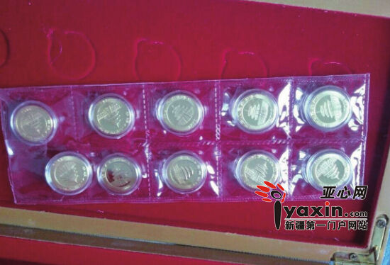 王先生收藏的“国宝熊猫金币”用塑料膜包裹着放在一个木盒中。图/受访者提供