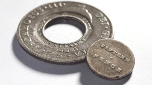被盗的珍稀澳洲古币 (图片</p>

<p>　　据澳大利亚九号台新闻报道，这批钱币于6日下午3点40分左右，从图书馆的公共展区被盗，馆方发现后立刻报警。</p>

<p>　　馆长拜恩称，失窃的都是澳洲早年发行的稀有古币，总计12枚。其中一枚是早在麦考瑞总督时期的“圣钱”，是澳洲最早的货币之一，具有珍贵的历史价值。这批钱币安放在装有报警装置的展示箱中，四周布满监控摄像头，但仍被窃贼暴力开箱偷走。(马小龙)</p>
<!-- publish_helper_end -->
                 

					<div class=