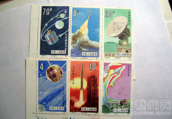 刘世明的第一套藏品——航天题材邮票。（宜宾新闻网 王喻 摄）