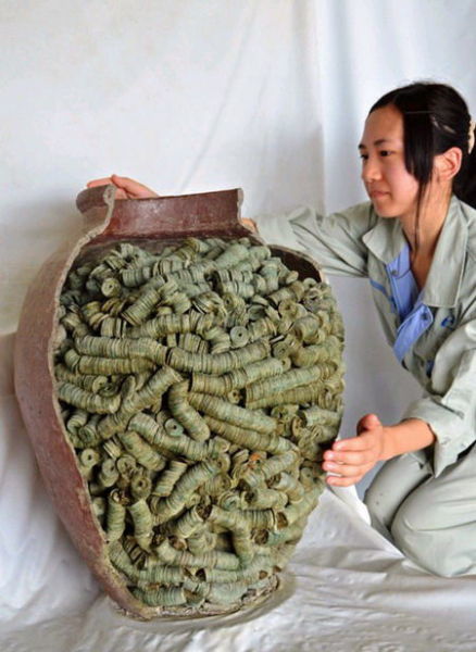 京都市下京区出土的陶罐，内部装有4万枚以上的古钱（网页截图） 