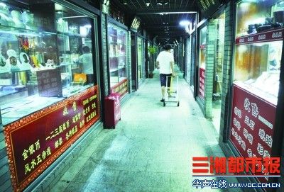 7月1日，长沙市天心阁古玩城，“歇夏期”开启，古玩城邮币市场很冷清。记者 李健 摄