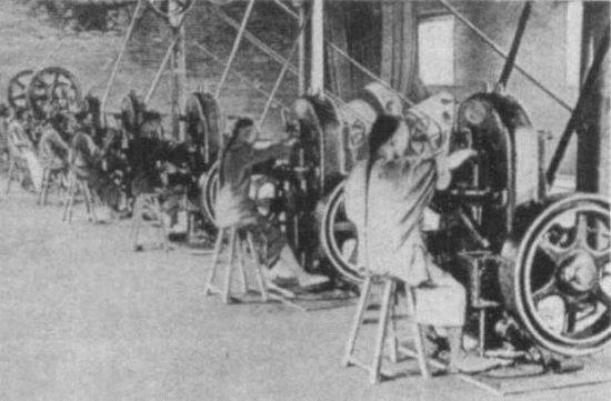 成都机器局铜币厂1898年7月开铸时场景。