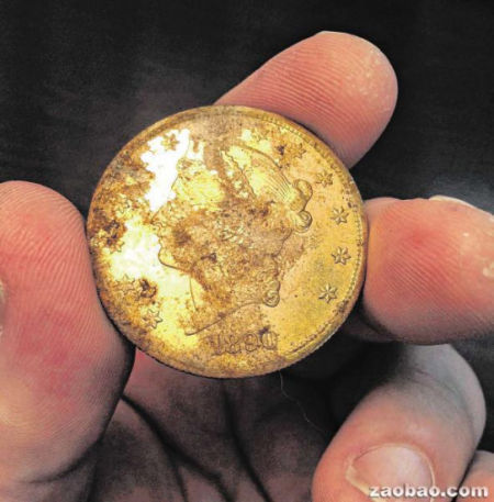 美国加州一对夫妇今年初在遛狗时发现的19世纪金币。