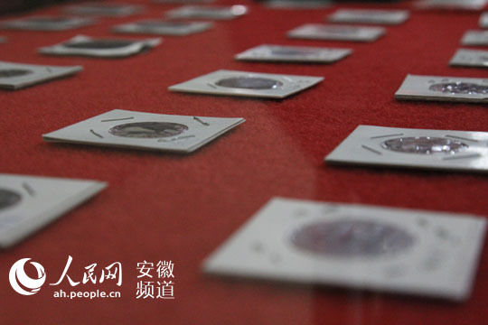 冯峰自幼收藏的古钱币