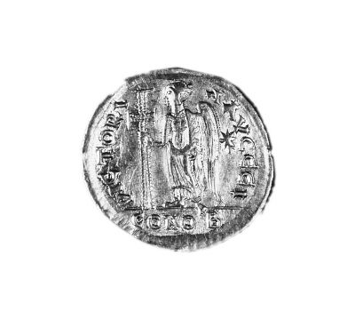 衡山北路北魏大墓出土的这枚阿纳斯塔修斯一世金币品相好、有确凿无疑的发现地点，可以明确断定其流入中国的年代和铸造时间，因此弥足珍贵。图为金币反面。