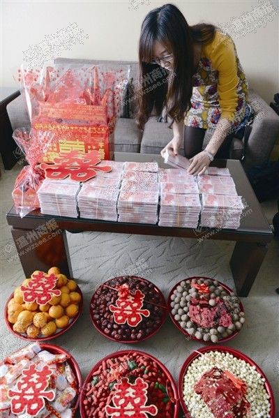 茶几上的建国钞足有200捆，说好要来的新人后来迟迟没露面。潘祝平 摄