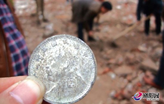 “袁大头”的出现，吸引众多村民到工地“寻宝”。记者李小雷