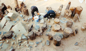 　考古工作人员挖掘清理保护厨城一号桥遗址记者 侯智 摄
