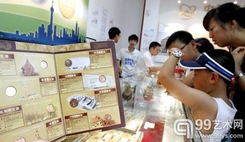 2010年7月28日，游客们在上海世博园内的特许商品专卖店内购买《中国2010年上海世博会世界钱币博览装帧册》。资料图片