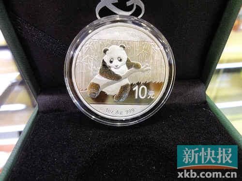2014年的熊猫金银币。
