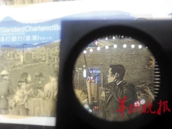 放大镜下可以看到，“香港错炮”中一个打电话的人竟有6指