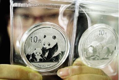 市民手上收藏的熊猫币成了“烫手的山芋”。