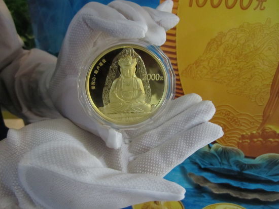 工作人员展示普陀山5盎司金币