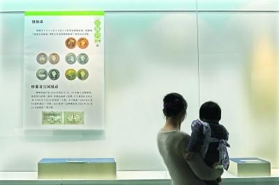 许多市民慕名而来，欣赏武汉市博物馆里展出的珍稀货币 记者彭年 摄