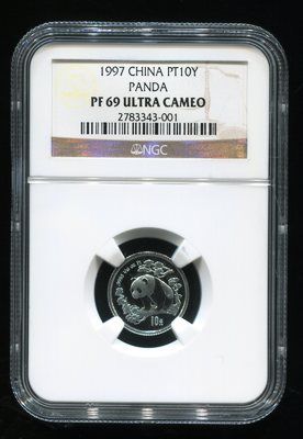  1997年熊猫1/10盎司精制铂币一枚（NGC PF69），面值10元，发行量2500枚，成交价￥103,000.00