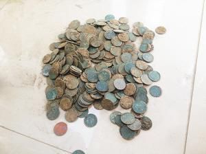 三亚崖城镇发现的清末民初的古钱币。本报记者 黄媛艳 摄