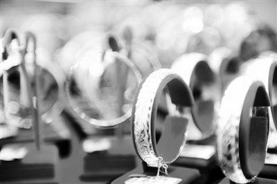 昨日，深圳华强北一家金店摆满了各种黄金饰品。深圳商报记者 林晓斌 摄