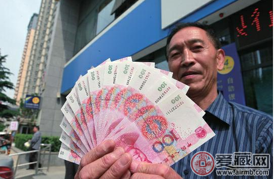 男子从ATM取出几千元，幸运发现12张“豹子号”百元大钞
