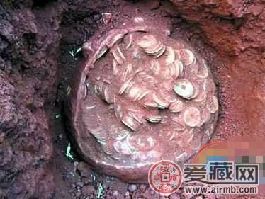 海口村民挖出130斤宋代钱币 专家称还没装钱陶罐值钱