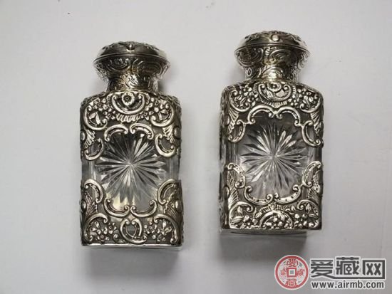 1890年制镂空雕花银壳香水瓶一对