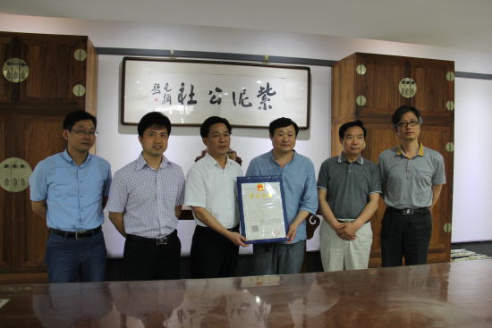 储鑫、储红飙、周达祥、赵炎、史俊棠及程伟出席“壶乐汇创客空间”颁证仪式。