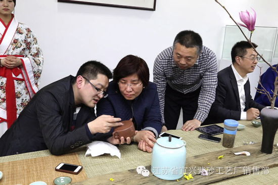 　鲍志强大师对此次茶会所用方圆--璞至天成紫砂养生煮水器赞赏有嘉。