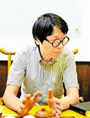 图为张明强在深圳与紫砂爱好者交流。（受访者供图）