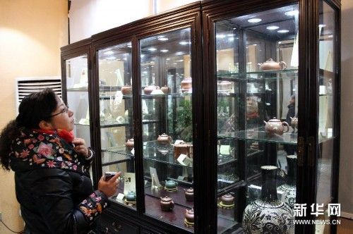 2月7日，参观者在苏州朵云艺术馆观看展出的紫砂珍品。