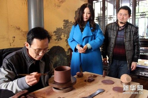 2月7日，紫砂工艺大师郁伟杰在苏州朵云艺术馆展示紫砂壶制作技艺。